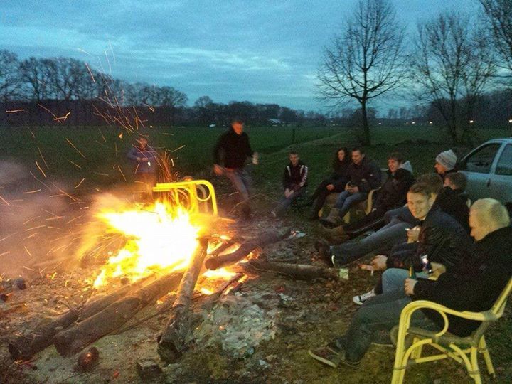 Gert Ruitenberg in het Olderbroekerbos eem een poar stoelen verbranden!